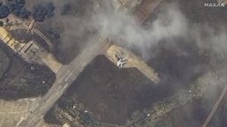 En esta imagen distribuida por Maxar Technologies se muestra una aeronave dañada, probablemente un avión de combate MiG 31, en la base aérea de Belbek, cerca de Sevastopol, en Crimea, el 16 de mayo de 2024. (Satellite image ©2024 Maxar Technologies vía AP)
