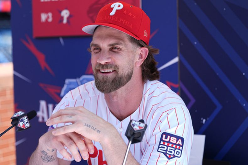 Bryce Harper de los Filis de Filadelfia habla con la prensa durante la semana del Juego de Estrellas el lunes 13 de julio del 2026. (AP Foto/Matt Rourke)