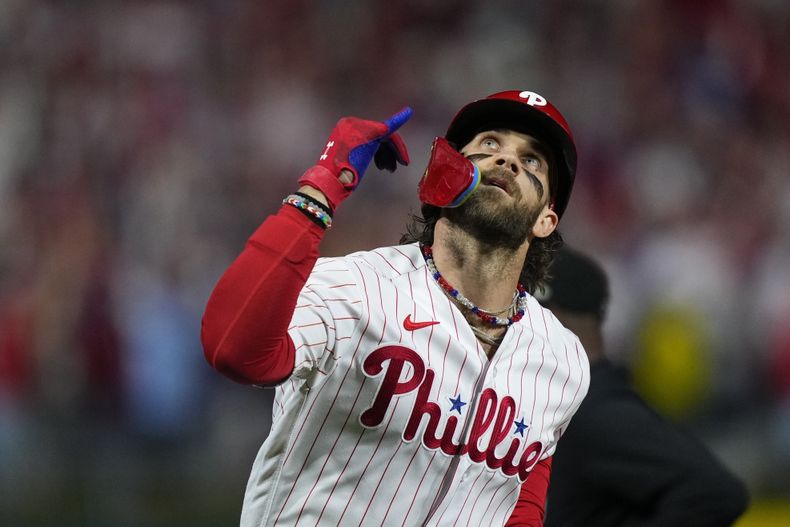 Bryce Harper, de los Filis de Filadelfia, reacciona después de batear un jonrón durante la quinta entrada del Juego 3 de la Serie Divisional de la Liga Nacional en contra de los Bravos de Atlanta, el miércoles 11 de octubre de 2023, en Filadelfia. (AP Foto/Matt Rourke)