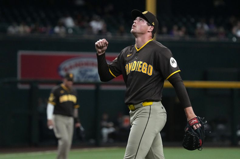 Mason Miller, de los Padres de San Diego, festeja tras la victoria sobre los Diamondbacks de Arizona, el jueves 6 de agosto de 2026 (AP Foto/Rick Scuteri)
