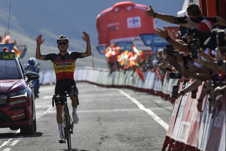 El belga Remco Evenepoel celebra tras ganar la 14ma etapa de la Vuelta a España entre Sauveterre-de-Bearn en Francia y Larra-Belagua en España el sábado 9 de septiembre del 2023.(AP Foto/Alvaro Barrientos)