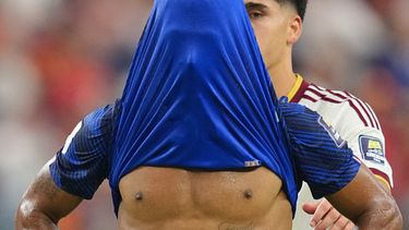 Desire Doue se cubre el rostro tras la derrota de Francia ante España en las semifinales del Mundial, el martes 14 de julio de 2026, en Arlington, Texas. (AP Foto/Julio Cortez)
