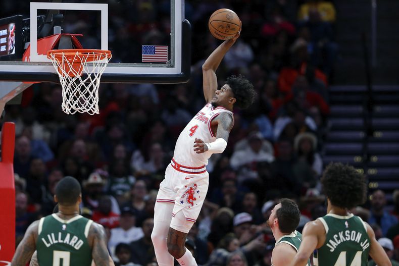 El escolta de los Rockets de Houston, Jalen Green (4), clava en un alley-oop contra los Bucks de Milwaukee durante la segunda mitad del partido de baloncesto de la NBA, el sábado 6 de enero de 2024, en Houston. (AP Foto/Michael Wyke)