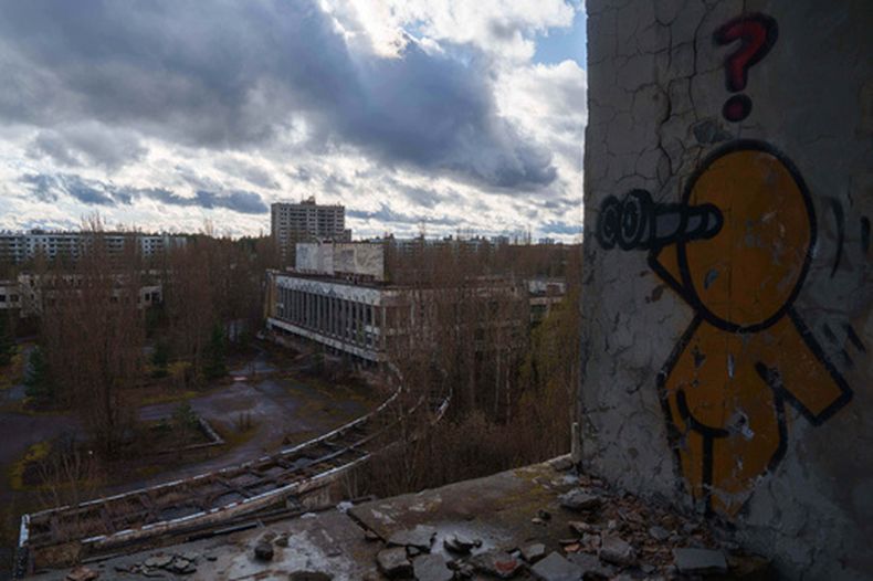 Viviendas abandonadas cubiertas de vegetación en la ciudad abandonada de Prípiat, Ucrania, el lunes 6 de abril de 2026, cerca de la central nuclear de Chernóbil. (Foto AP/Evgeniy Maloletka)