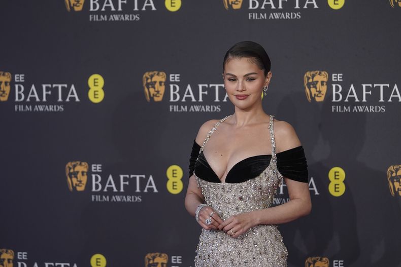Selena Gomez posa a su llegada a la 78a edición de los Premios de la Academia Británica de Cine, BAFTA, en Londres, el domingo 16 de febrero de 2025. (Foto Joel C Ryan/Invision/AP)