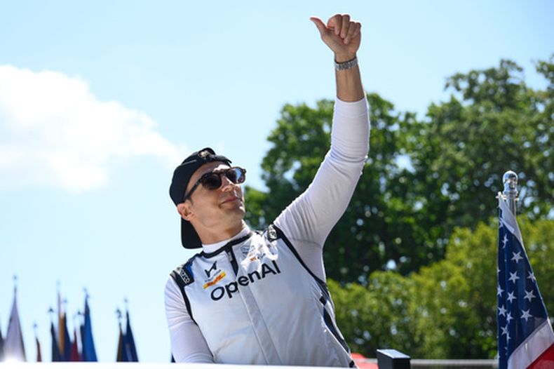 El piloto de carreras Alex Palou saluda al público previo al arranque del IndyCar Freedom 250 Grand Prix en Washington, el sábado 23 de agosto de 2026. (AP Foto/Nick Wass)