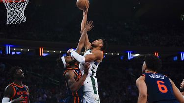 Bucks dan la vuelta para superar a los Knicks