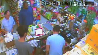 asalto en mercado oriental de hialeah queda captado en video
