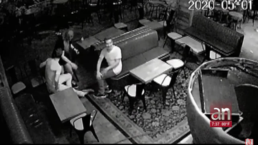 buscan a tres personas que entraron en un restaurante de brickell para robar y vandalizarlo