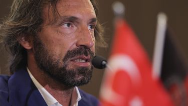 Andrea Pirlo durante una rueda de prensa en Estambul, el 13 de junio de 2022. Pirlo asumirá como técnico de Sampdoria en la Serie A italiana. (AP Foto)