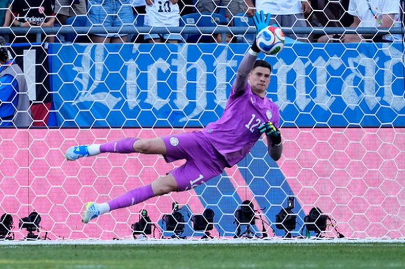 El arquero paraguayo Orlando Gill ataja un remate en la tanda de penales ante Alemania en los 16vos de final del Mundial, el lunes 29 de junio de 2026, en Foxborough, Massachusetts. (AP Foto/Petr David Josek)