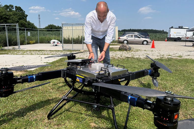 Greg Colacitti, director de Volatus Aerospace, inspecciona un dispositivo antes de su prueba en Kleinburg, Ontario el 13 de julio del 2026. (AP foto/Kelvin Chan)