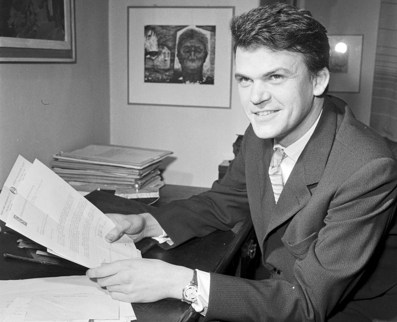 El escritor checo Milan Kundera mira en una fotografía de 1963. Kundera, cuyos escritos disidentes de la Checoslovaquia comunista lo transformaron en un satírico exiliado del totalitarismo, murió en París a los 94 años, dijeron los medios checos el miércoles 12 de julio de 2023. (Nesvadba Frantisek/CTK vía AP)