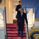 El presidente de Estados Unidos, Donald Trump, seguido por Elon Musk, llega en el Air Force One, el miércoles 19 de febrero de 2025 en la base conjunta Andrews, Maryland, tras regresar de Florida. (AP Foto/Mark Schiefelbein)