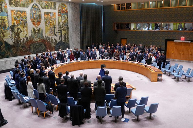 ARCHIVO – Los participantes en una reunión del Consejo de Seguridad se levantan para un momento de silencio en la sede de Naciones Unidas, el 24 de febrero de 2023. (AP Foto/Seth Wenig, Archivo)
