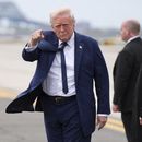 El presidente estadounidense Donald Trump apunta a su llegada al Aeropuerto Internacional Newark Liberty en Newark, Nueva Jersey, el sábado 26 de abril de 2025, después de haber acudido al funeral del papa Francisco, en el Vaticano. (AP Foto/Evan Vucci)