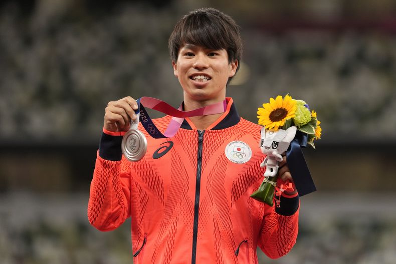 ARCHIVO - Foto del 6 de agosto del 2021, el medallista de plata de marcha Koki Ikeda de Japón en la ceremonia de medallas tras la carrera de 20 kilómetros. El viernes 14 de febrero del 2025, Ikeda es vetado cuatro años por dopaje. (AP Foto/Martin Meissner, Archivo)