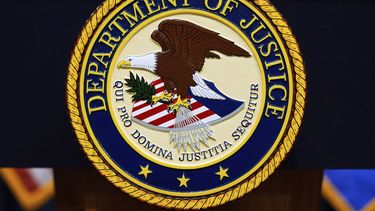 ARCHIVO - El logotipo del Departamento de Justicia de EEUU en un podio antes de una conferencia de prensa con la secretaria de Justicia Pam Bondi, el 6 de mayo de 2025, en el Departamento de Justicia en Washington. (AP Foto/Julia Demaree Nikhinson, Archivo)
