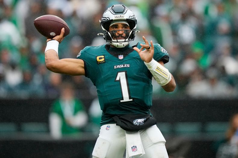 El quarterback Jalen Hurts de los Eagles de Filadelfia lanza un pase ante los Rams de Los Ángeles, el domingo 4 de octubre de 2026, en Filadelfia. (AP Foto/Matt Slocum)
