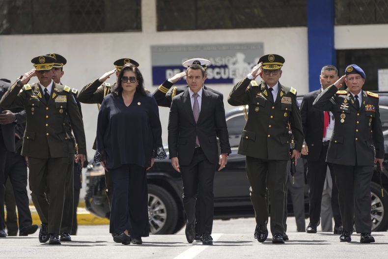 El presidente de Ecuador, Daniel Noboa, en el centro, y su ministra de Interior, Mónica Palencia, segunda por la izquierda, en su intervención en una ceremonia de entrega de equipamiento a la policía, en la escuela policía General Alberto Enríquez Gallo en Quito, Ecuador, el lunes 22 de enero de 2024. (AP Foto/Dolores Ochoa)