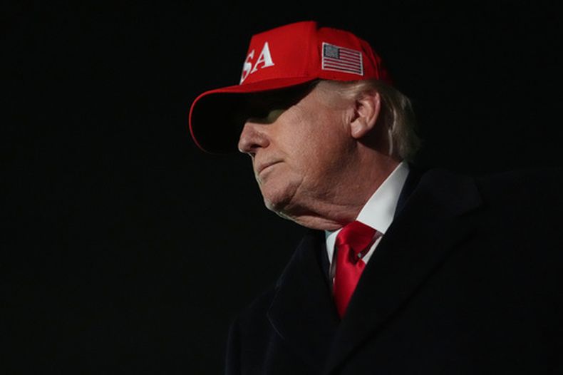 El presidente estadounidense Donald Trump habla con periodistas en la Base Conjunta Andrews, Maryland, el domingo 12 de abril de 2026, tras su regreso de Miami. (Foto AP/Julia Demaree Nikhinson)