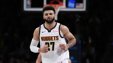 Jamal Murray, de los Nuggets de Denver, reacciona tras anotar ante los Nets de Brooklyn en el partido del viernes 22 de diciembre de 2023 (AP Foto/Frank Franklin II)