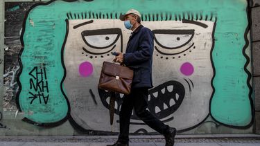 España inicia nueva era sin aislamiento para COVID-19 leve