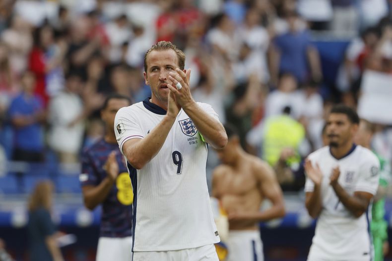 El inglés Harry Kane aplaude a lso seguidores al final del encuentro ante Andorra de la eliminatoria europea al Mundial 2206 el sábado 7 de junio del 2025. (AP Foto/Joan Monfort)