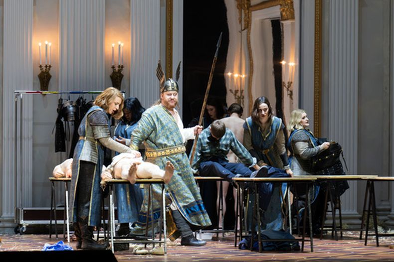 El bajo-barítono Nicholas Brownlee interpreta a Wotan (segundo por la izquierda), rodeado por los miembros del elenco que encarnan a las hijas valquirias de Wotan, en una producción de *La valquiria* de Richard Wagner en la Ópera Estatal de Baviera, en Múnich. (Monika Rittershaus/Bavarian State Opera via AP)