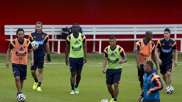 americateve | Los jugadores de la selecci&oacute;n de Colombia participan en un entrenamiento el lunes, 9 de junio de 2014, en Cot&iacute;a, Brasil. (AP Photo/Eduardo Verdugo)