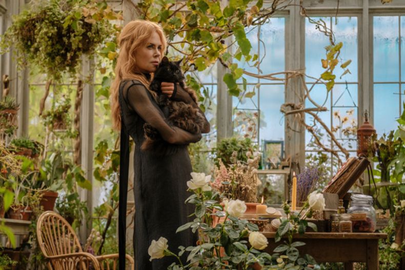 Esta imagen publicada por Warner Bros. Pictures muestra a Nicole Kidman en una escena de Practical Magic 2. (Warner Bros. Pictures vía AP)