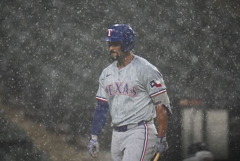 Marcus Semien, de los Rangers de Texas, vuelve a la cueva debido al aguacero que se abate durante el encuentro del martes 27 de agosto de 2024, ante los Medias Blancas de Chicago (AP Foto/Erin Hooley)