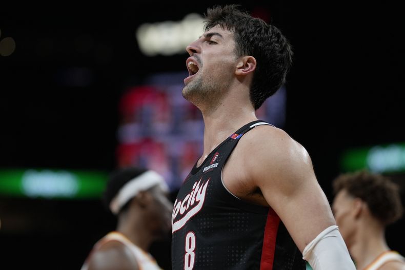 Deni Avidja, de los Trail Blazers de Portland, festeja en el encuentro del martes 1 de abril de 2025, ante los Hawks de Atlanta (AP Foto/Mike Stewart)