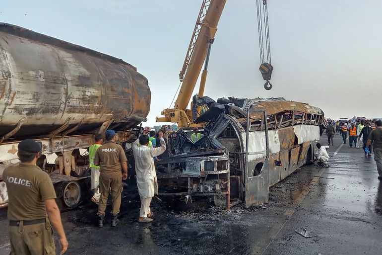 Pakistán: 20 muertos en choque de autobús y camión cisterna