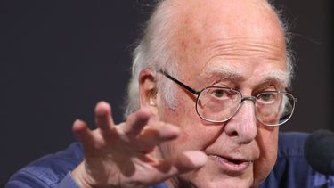 americateve | Fotograf&iacute;a de archivo del viernes 11 de octubre de 2013 del profesor brit&aacute;nico Peter Higgs durante una conferencia de prensa en Edinburgh, Escocia. (Foto AP/Scott Heppell, Archivo)