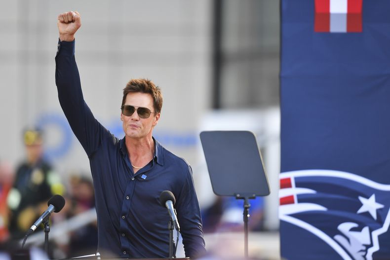 El exquarterbackde los Patriots de Nueva Inglaterra, el estadounidense Tom Brady, habla después de que se develara una estatua de bronce en su honor en la Plaza Patriot Place antes de un juego de fútbol americano de pretemporada de la NFL entre los Commanders de Washington y los Patriots de Nueva Inglaterra el viernes 8 de agosto de 2025, en Foxborough, Massachusetts. (AP Photo/Charles Krupa)