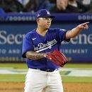 El mexicano Julio Urías, abridor de los Dodgers de Los Ángeles, hace un gesto al campocorto venezolano Miguel Rojas, durante el juego del martes 2 de mayo de 2023, ante los Filis de Filadelfia (AP Foto/Mark J. Terrill)