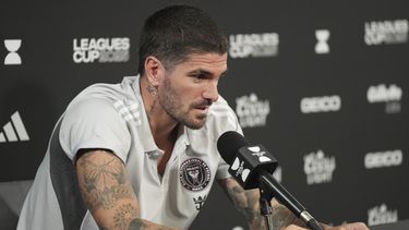 Rodrigo De Paul, el fichaje más reciente del Inter Miami, se dirige a los medios durante una conferencia de prensa de fútbol de la MLS, el viernes 1 de agosto de 2025 en Fort Lauderdale, Florida. (AP Photo/Jim Rassol)