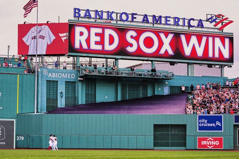Los jardineros de los Medias Rojas de Boston celebran tras derrotar a los Orioles de Baltimore, el miércoles 22 de julio de 2026, em Boston. (AP Foto/Charles Krupa)