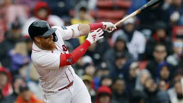 Justin Turner de los Medias Rojas de Boston da seguimiento a su doble de tres carreras en la sexta entrada del primer juego de una doble cartelera ante los Rays de Tampa Bay el sábado 3 de junio del 2023. (AP Foto/Michael Dwyer)