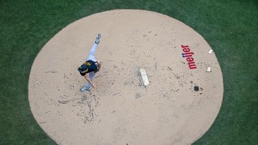 Mitch Keller de los Piratas de Pittsburgh lanza ante los Cerveceros de Milwaukee, el sábado 17 de junoo de 2023, en Milwaukee. (AP Foto/Morry Gash)