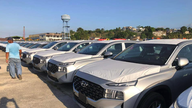 buque desembarca un lote de autos nuevos marca hyundai en el puerto de la habana