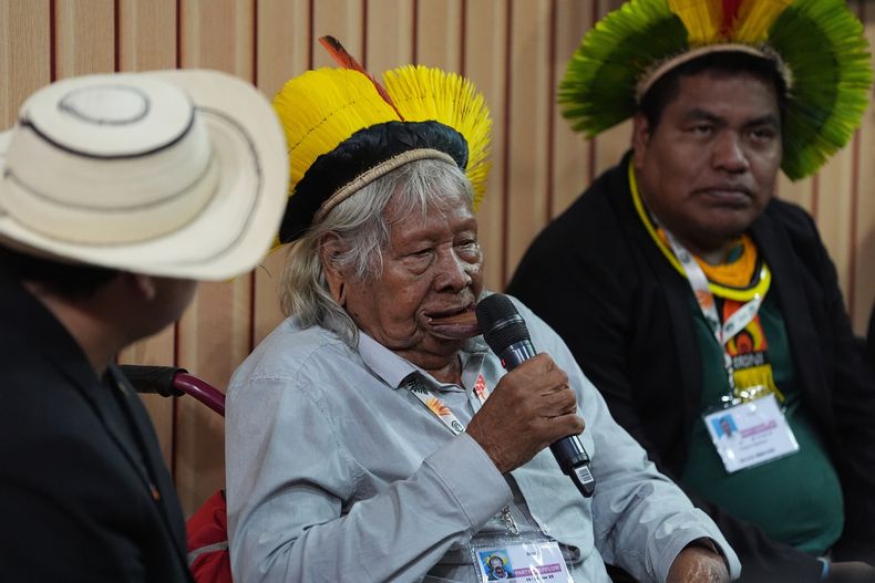 El jefe indígena Raoni Metuktire habla en la cumbre climática de la ONU COP30, el sábado 15 de noviembre de 2025, en Belém, Brasil. (AP Foto/Joshua A. Bickel)