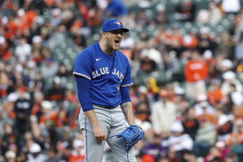 Jeff Hoffman, lanzador de los Azulejos, reacciona después de ponchar a Ramón Laureano, de los Orioles de Baltimore, para terminar el partido de béisbol de Grandes Ligas, el domingo 13 de abril de 2025, en Baltimore. (AP Foto/Terrance Williams)
