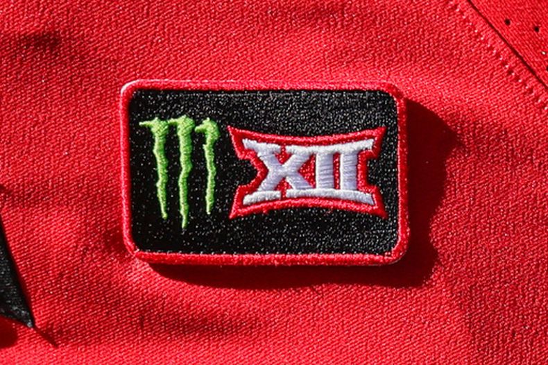 ARCHIVO - Un jugador de Texas Tech luce un parche de Monster/Big 12 en su camiseta durante un partido de fútbol americano universitario de la Asociación Nacional Atlética Universitaria contra Sam Houston State, el 26 de septiembre de 2026, en Lubbock, Texas. (AP Foto/Chase Seabolt, archivo)