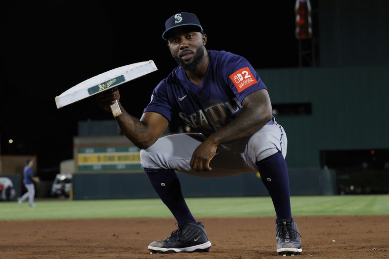 El cubano de los Marineros de Seattle Randy Arozarena posa tras robarse su 20ma base tras el juego ante los Atléticos el martes 29 de julio del 2025. (AP Foto/Sergio Estrada)