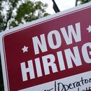 Menos estadounidenses solicitan prestaciones por desempleo