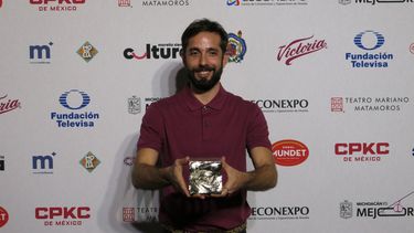 El director Pablo Pérez Lombardini de la película La reserva posa con el premio a mejor dirección en la ceremonia de premiación de la 23ª edición del Festival de Cine de Morelia, en Morelia, México, el viernes 17 de octubre de 2025. (Foto AP/Berenice Bautista)