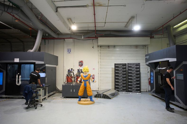 Trabajadores operan una impresora 3D que fabrica piezas de drones en la sede de Masssivit en Lod, Israel, el 30 de marzo de 2026. (AP Foto/Ohad Zwigenberg)