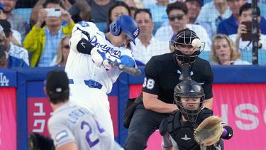 Shohei Ohtani (segundo desde la izquierda), de los Dodgers de Los Ángeles, conecta un jonrón solitario mientras el lanzador abridor de los Rockies de Colorado, Michael Lorenzen (izquierda), y Braxton Fulford observan durante la primera entrada de un partido de béisbol, el martes 7 de julio de 2026, en Los Ángeles. (Foto AP/Mark J. Terrill)